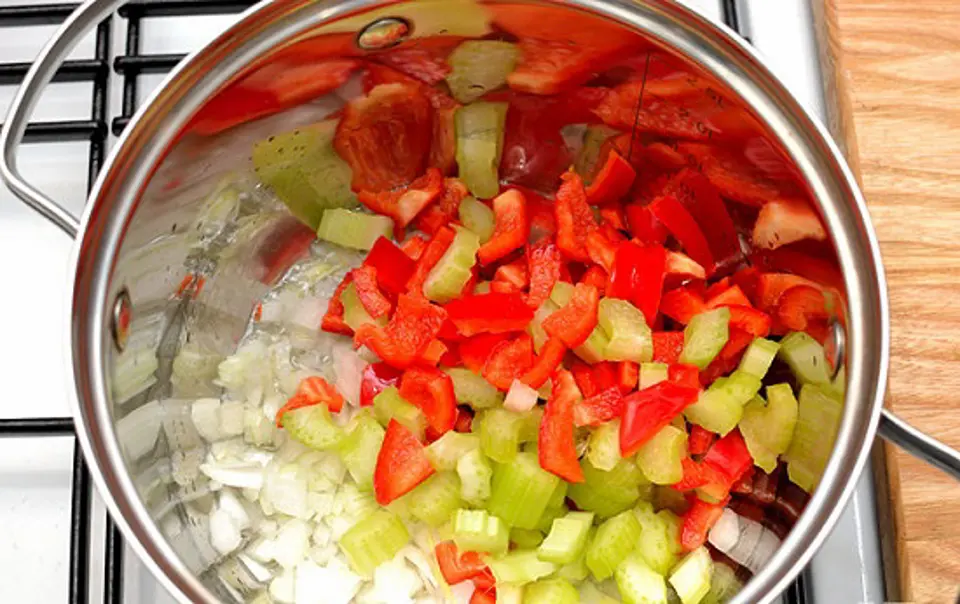 Cách làm soup gà và xúc xích tuyệt ngon