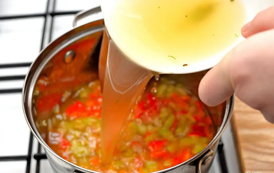 Cách làm soup gà và xúc xích tuyệt ngon