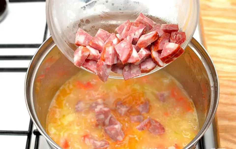 Cách làm soup gà và xúc xích tuyệt ngon