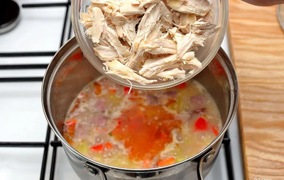 Cách làm soup gà và xúc xích tuyệt ngon