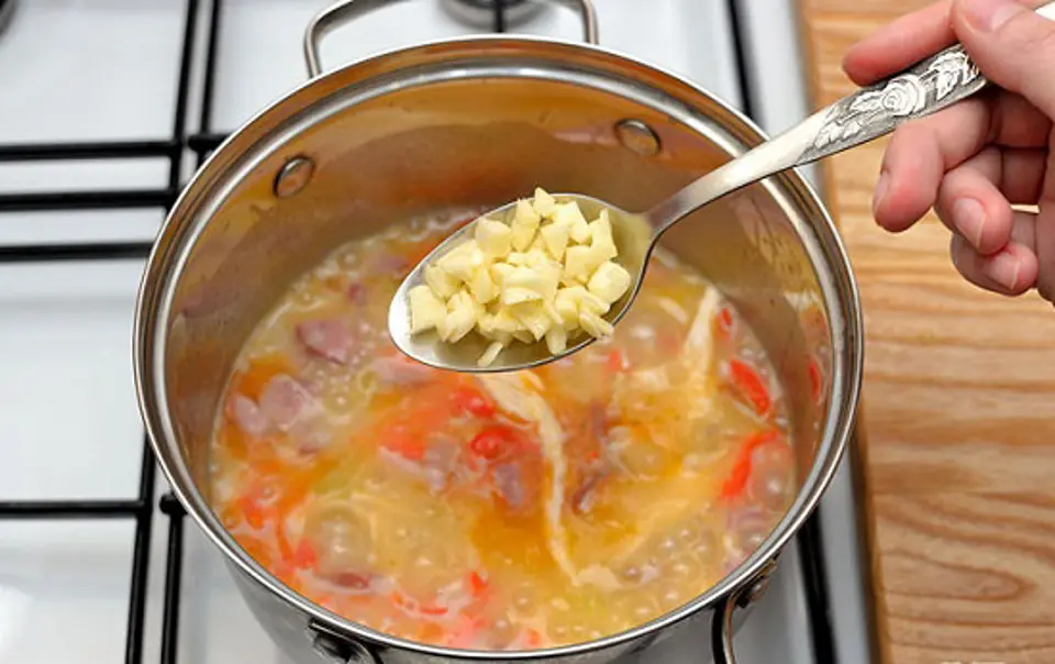 Cách làm soup gà và xúc xích tuyệt ngon