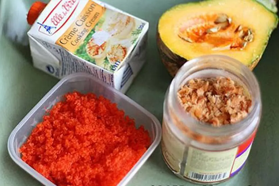 Cách làm súp bí đỏ cá hồi trứng cua cho bé ăn dặm