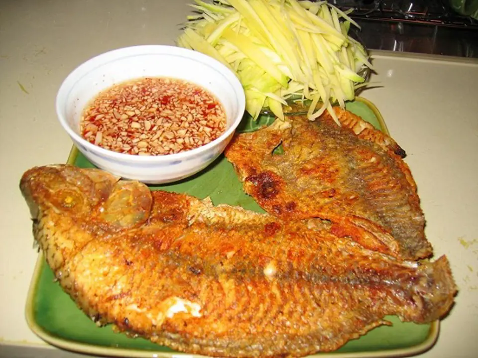 Mẹo rán cá giòn thơm, không bị bắn, bị sát chảo