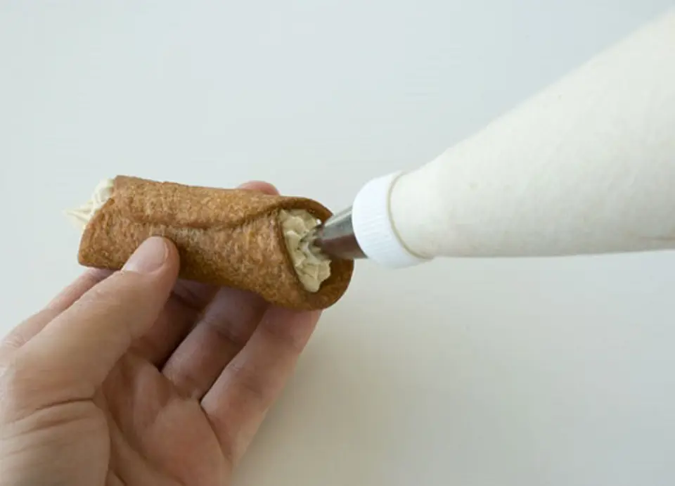 Cách làm bánh quế kem tươi socola giòn tan