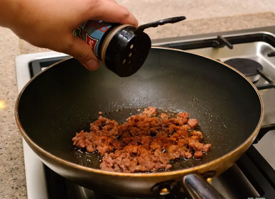 Cách làm món bánh ngô cuộn cơm hấp dẫn