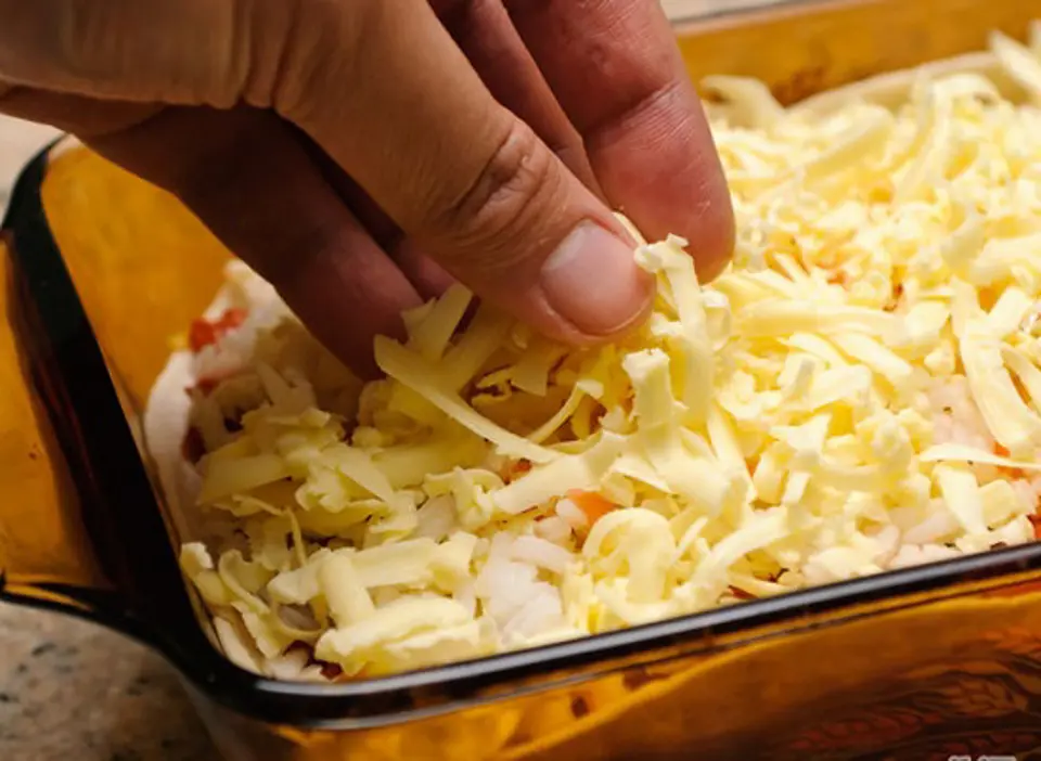 Cách làm món bánh ngô cuộn cơm hấp dẫn