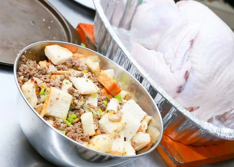 Cách làm món gà tây nhồi thập cẩm