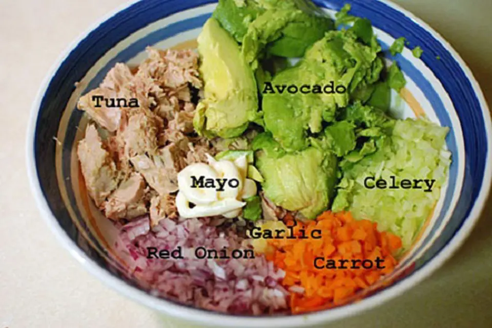 Cách làm salad cá ngừ kem bơ