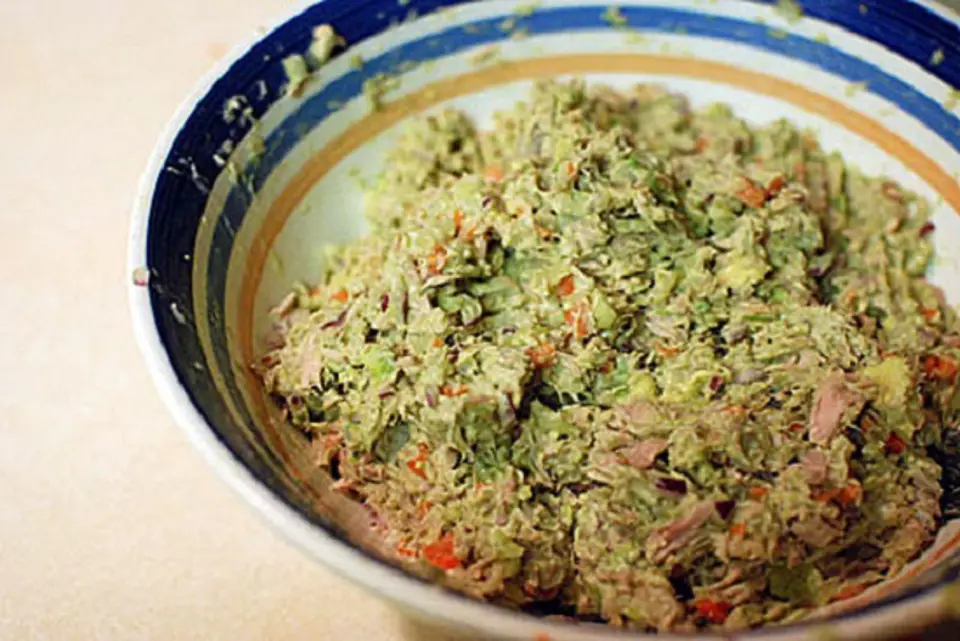 Cách làm salad cá ngừ kem bơ