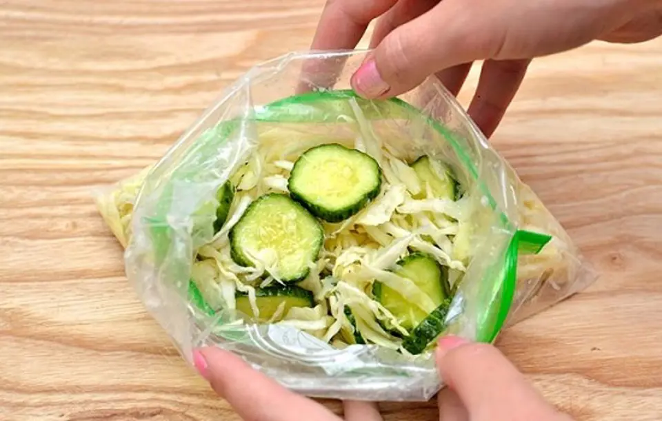 Cách làm salad rau củ chua cho những người ăn kiêng Cách làm salad rau củ chua cho những người ăn kiêng