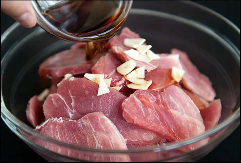 Cách làm thịt heo chiên muối ớt đậm đà hấp dẫn Cách làm thịt heo chiên muối ớt đậm đà hấp dẫn