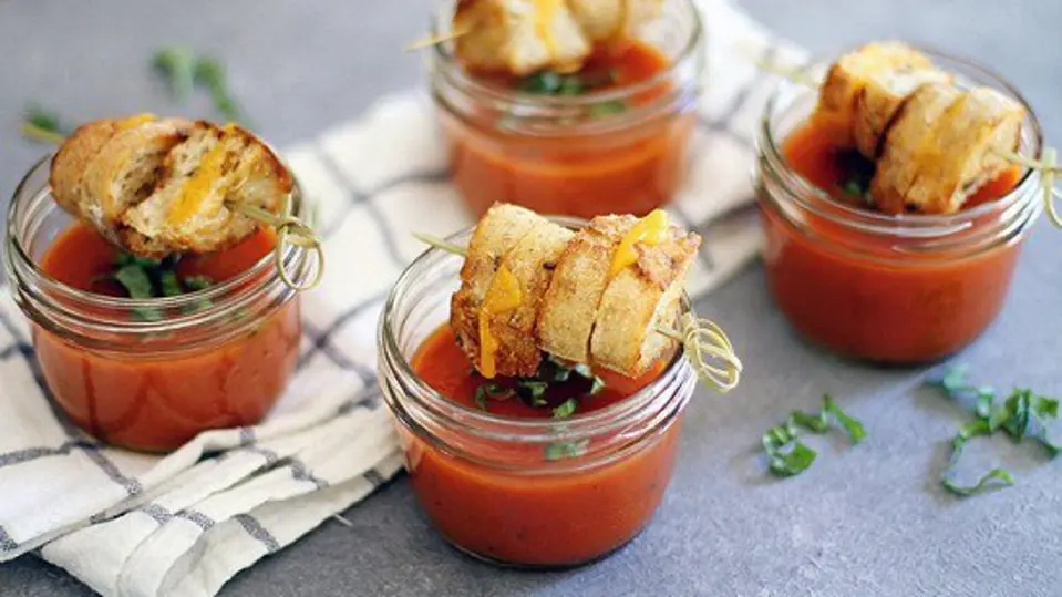 Cách làm xiên bánh mì phô mai nướng mini với súp cà chua Cách làm xiên bánh mì phô mai nướng mini với súp cà chua