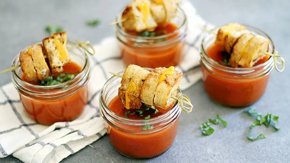 Cách làm xiên bánh mì phô mai nướng mini với súp cà chua Cách làm xiên bánh mì phô mai nướng mini với súp cà chua