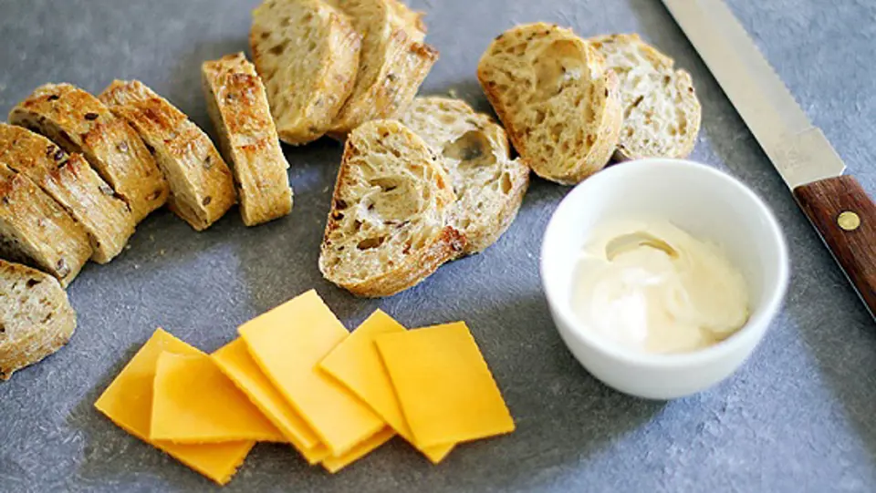 Cách làm xiên bánh mì phô mai nướng mini với súp cà chua Cách làm xiên bánh mì phô mai nướng mini với súp cà chua