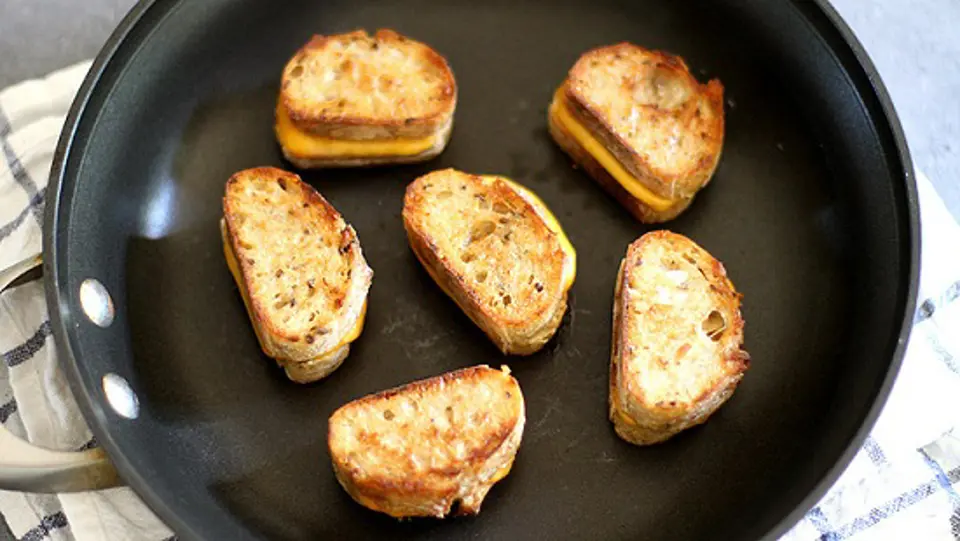 Cách làm xiên bánh mì phô mai nướng mini với súp cà chua Cách làm xiên bánh mì phô mai nướng mini với súp cà chua