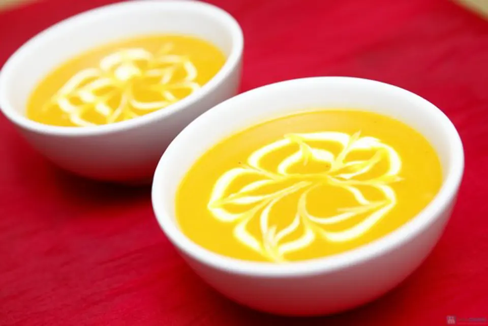 Công thức cho món súp bí đỏ kem tươi kèm bánh mỳ bơ tỏi