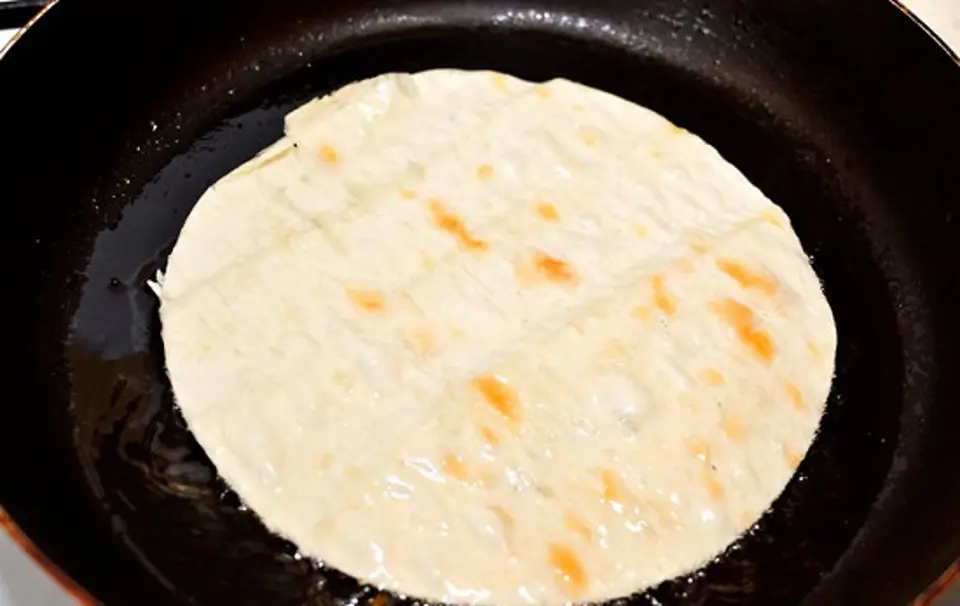 Thưởng thức món Enchiladas phô mai nướng đúng điệu