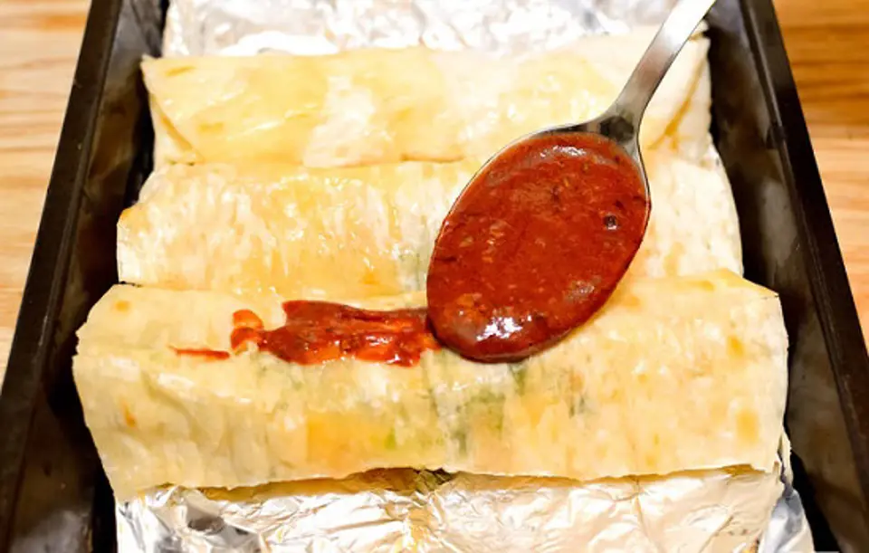 Thưởng thức món Enchiladas phô mai nướng đúng điệu