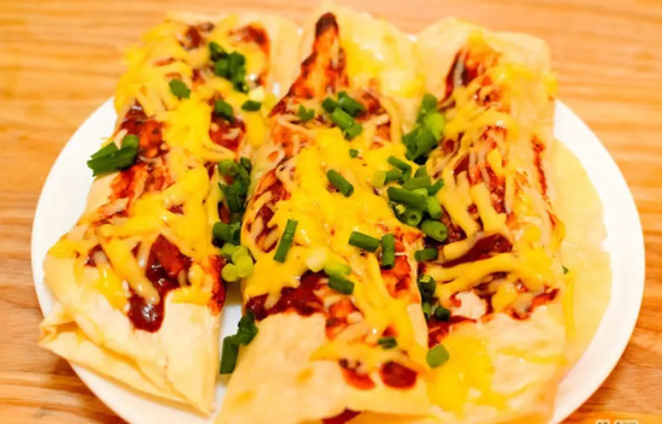 Thưởng thức món Enchiladas phô mai nướng đúng điệu