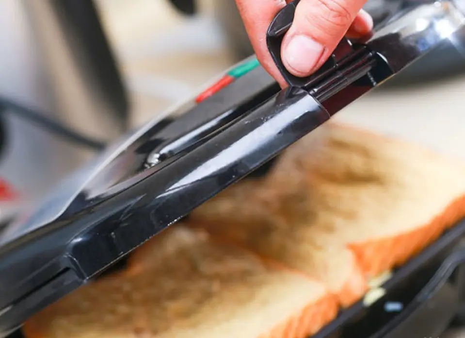 Biến tấu đơn giản với món bánh sandwich nướng quen thuộc