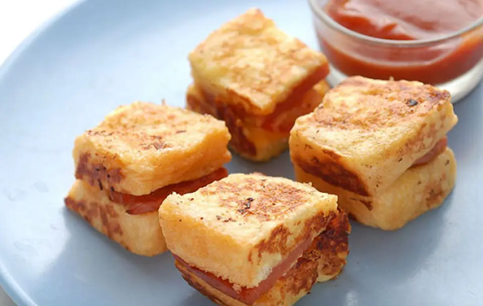 Cách làm bánh phô mai xúc xích chiên nhỏ xinh cho bữa sáng