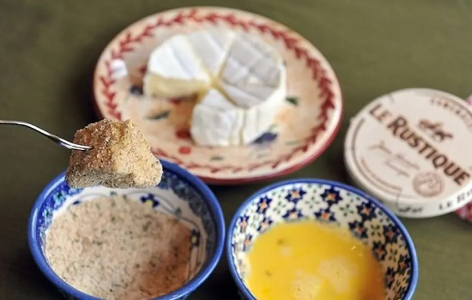 Cách làm món pho mát Camembert chiên giòn