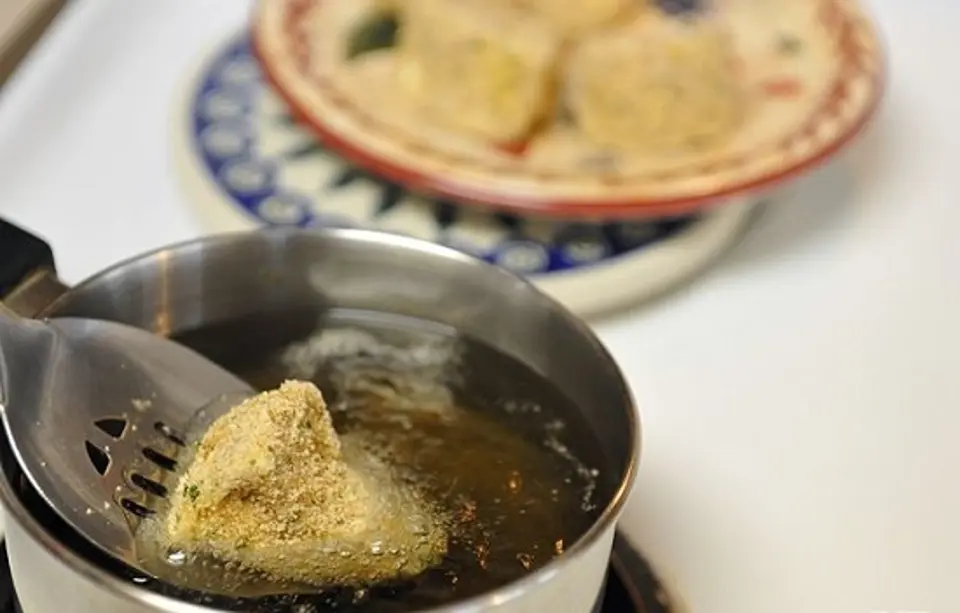Cách làm món pho mát Camembert chiên giòn