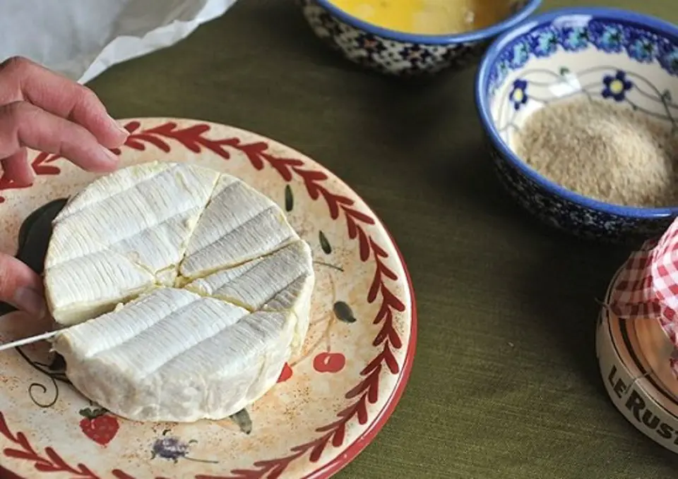 Cách làm món pho mát Camembert chiên giòn