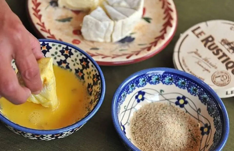 Cách làm món pho mát Camembert chiên giòn