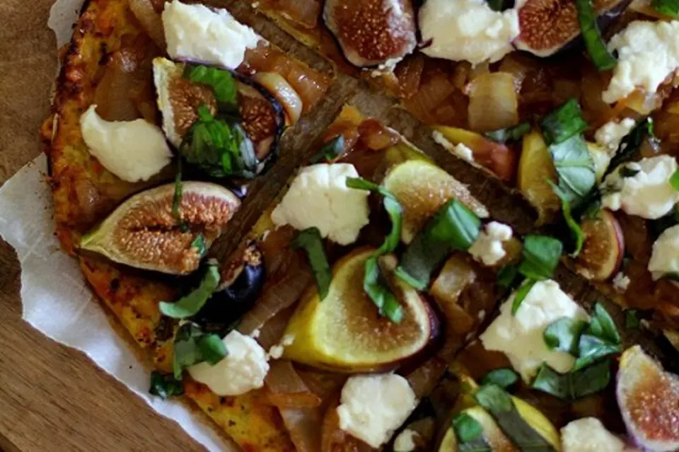 Cách làm Pizza vỏ súp lơ mới lạ thơm ngon