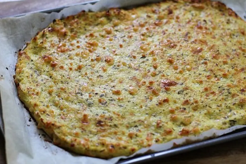 Cách làm Pizza vỏ súp lơ mới lạ thơm ngon