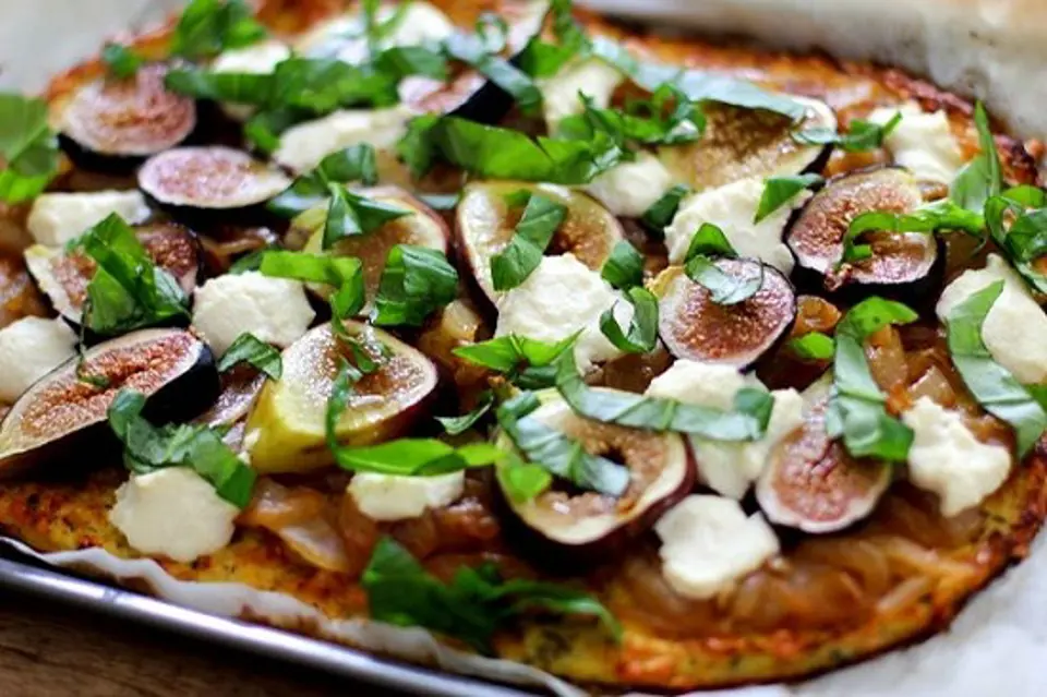 Cách làm Pizza vỏ súp lơ mới lạ thơm ngon