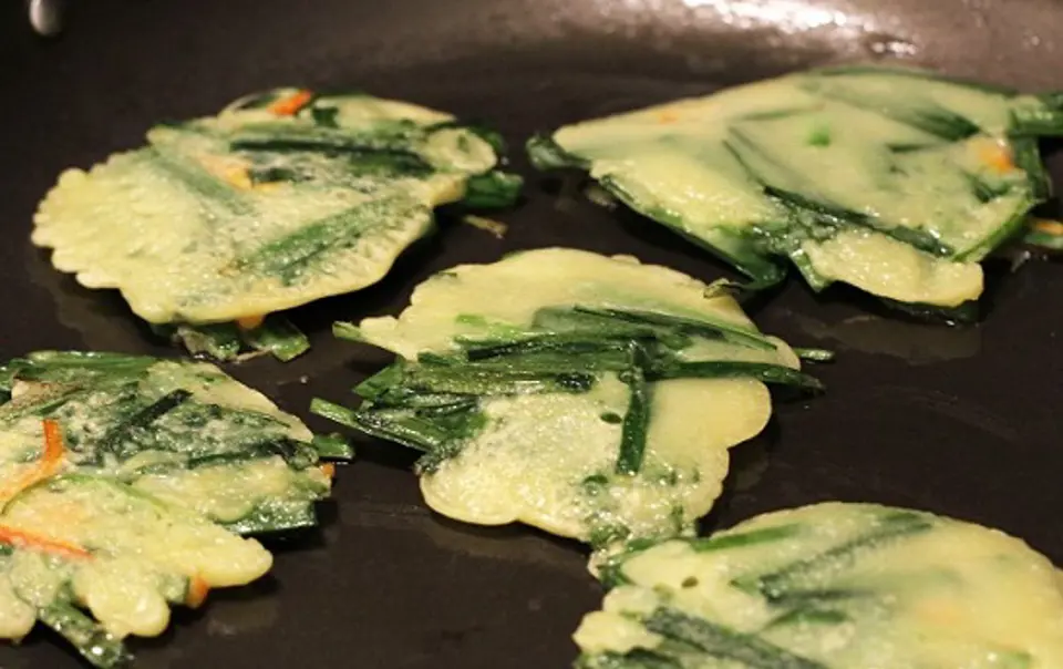 Cách làm bánh Pancake tỏi tây kiểu Hàn cực độc đáo