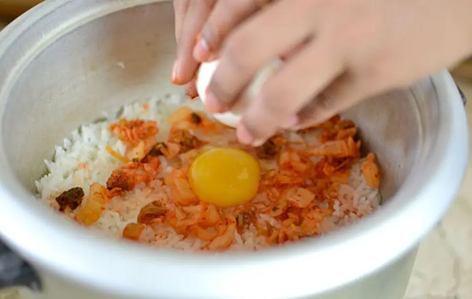 Cách làm cơm chiên kim chi Hàn Quốc cực ngon