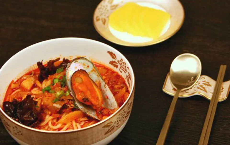 Cách làm mì hải sản cay Hàn Quốc