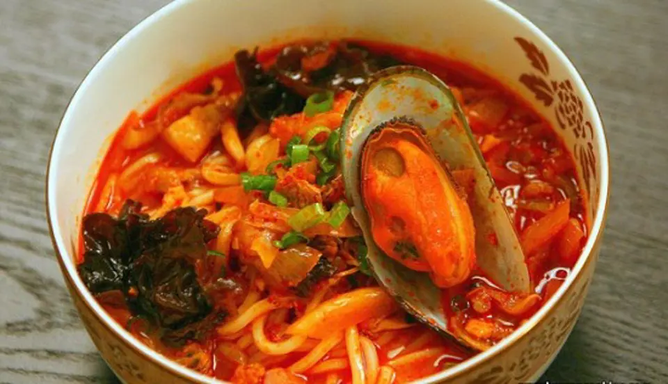 Cách làm mì hải sản cay Hàn Quốc