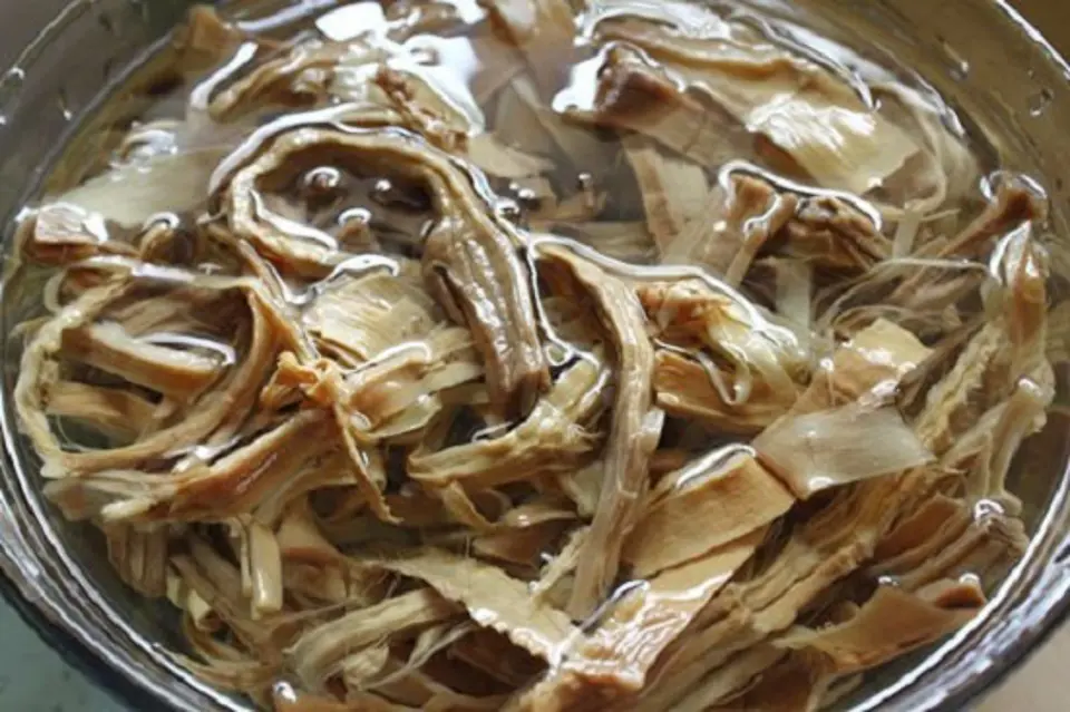 Cách làm món canh măng khô móng giò thơm ngon đón tết