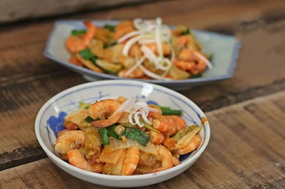 Cách làm món tôm rang kim chi ngày đông