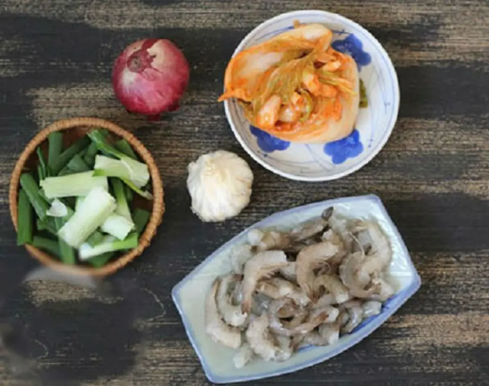 Cách làm món tôm rang kim chi ngày đông