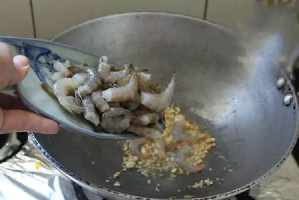Cách làm món tôm rang kim chi ngày đông