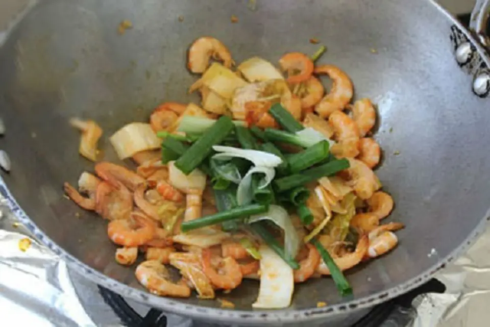 Cách làm món tôm rang kim chi ngày đông