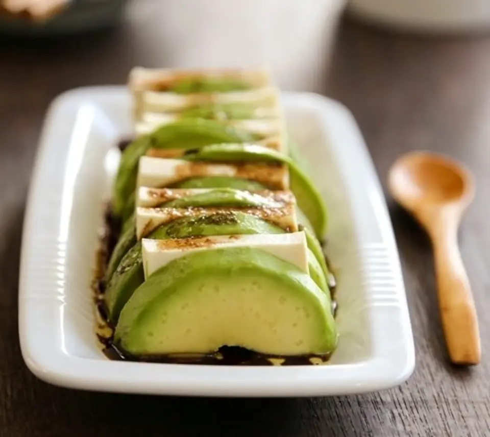 Cách làm Salad bơ đậu phụ với tương mè đen cực ngon