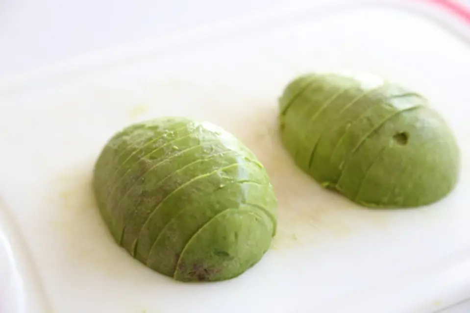 Cách làm Salad bơ đậu phụ với tương mè đen cực ngon