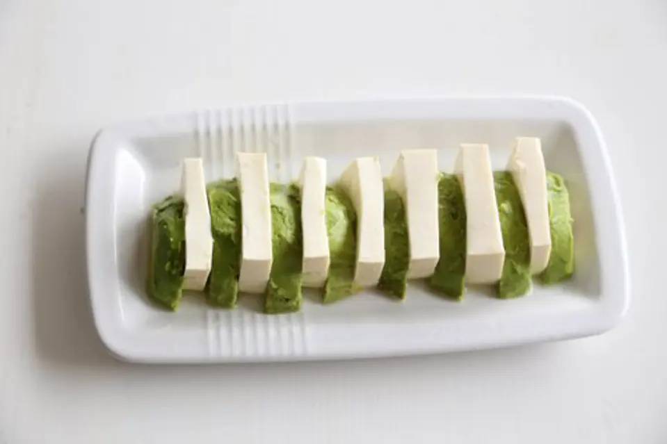 Cách làm Salad bơ đậu phụ với tương mè đen cực ngon