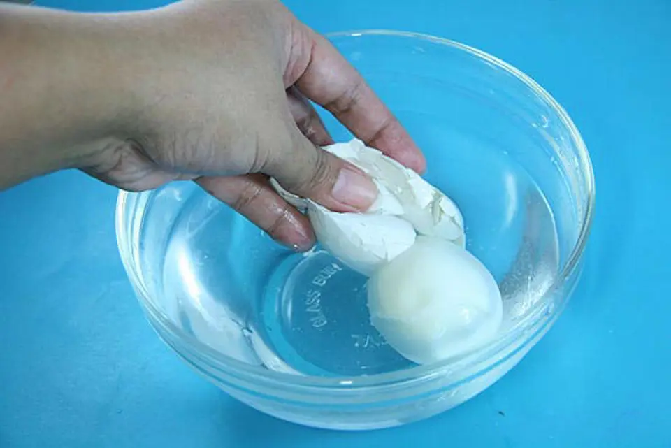 Những mẹo bóc trứng luộc cực nhanh và đơn giản