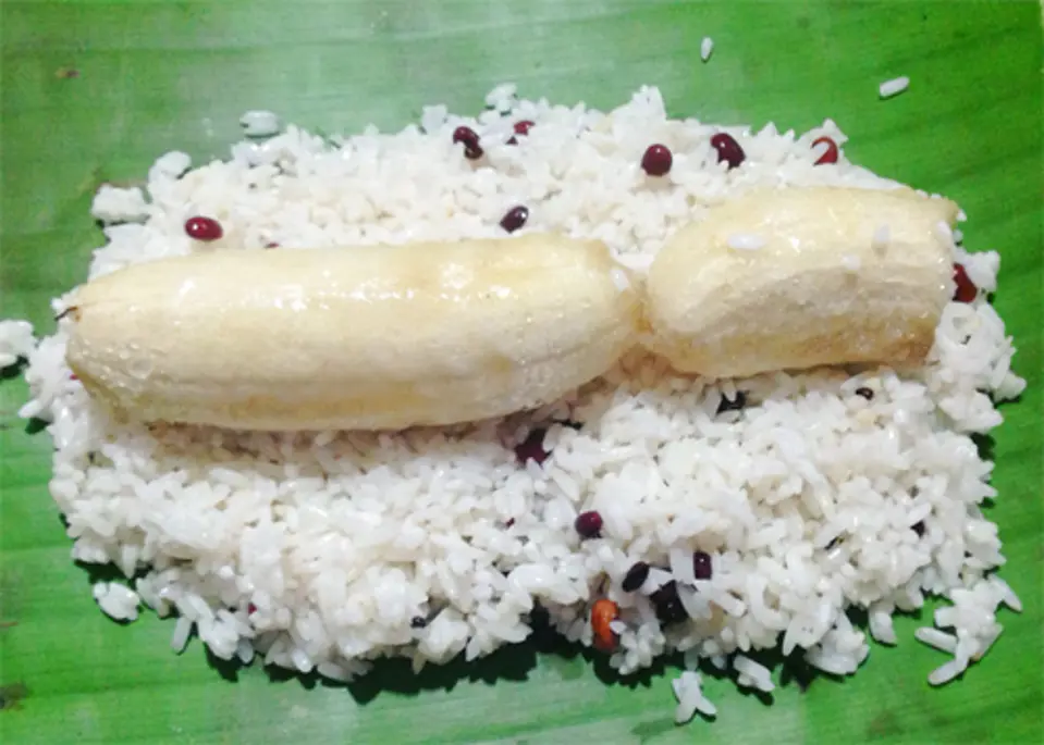 Cách làm bánh tét nhân chuối thơm lạ đón Tết
