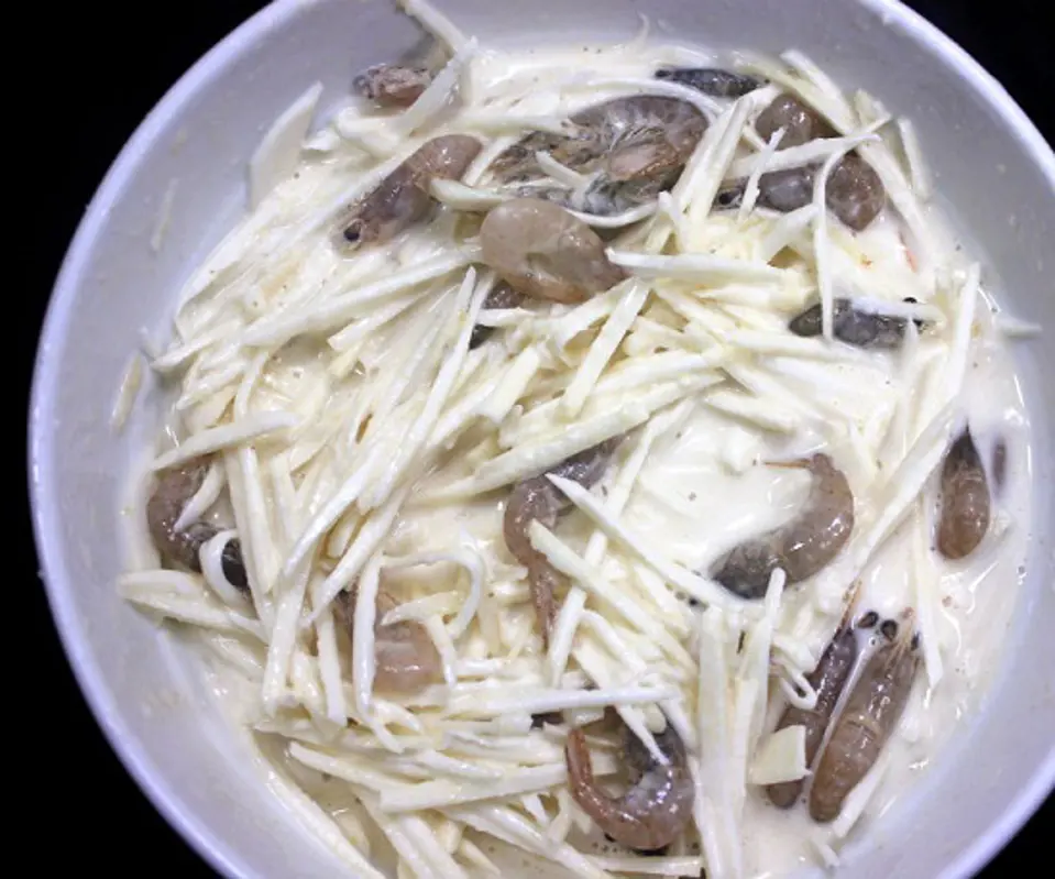 Cách làm bánh tôm chiên khoai môn ăn vặt ngày Tết