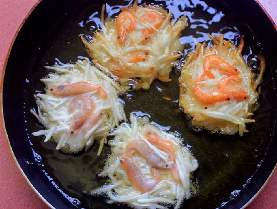 Cách làm bánh tôm chiên khoai môn ăn vặt ngày Tết