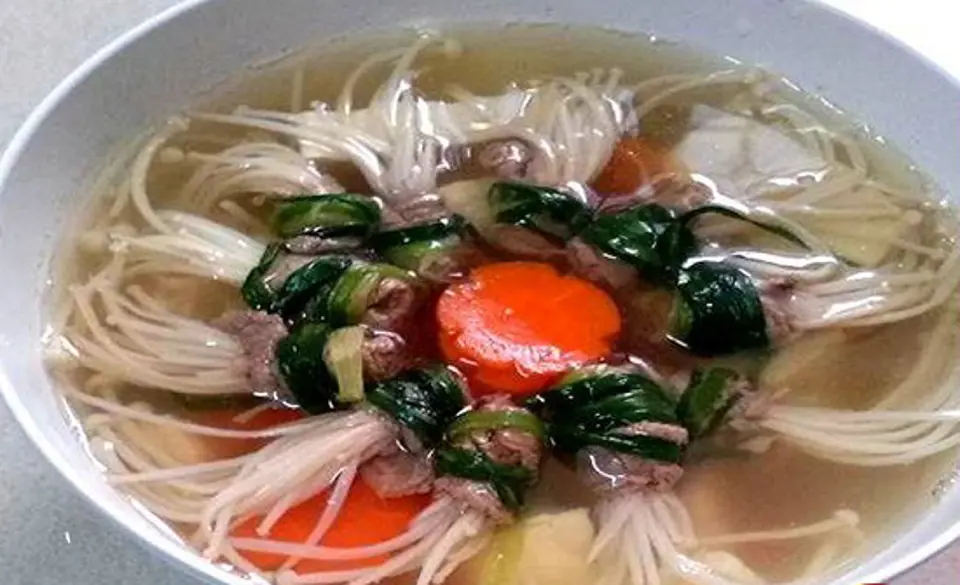 Cách làm canh bò cuộn nấm kim châm tuyệt ngon cho ngày Tết