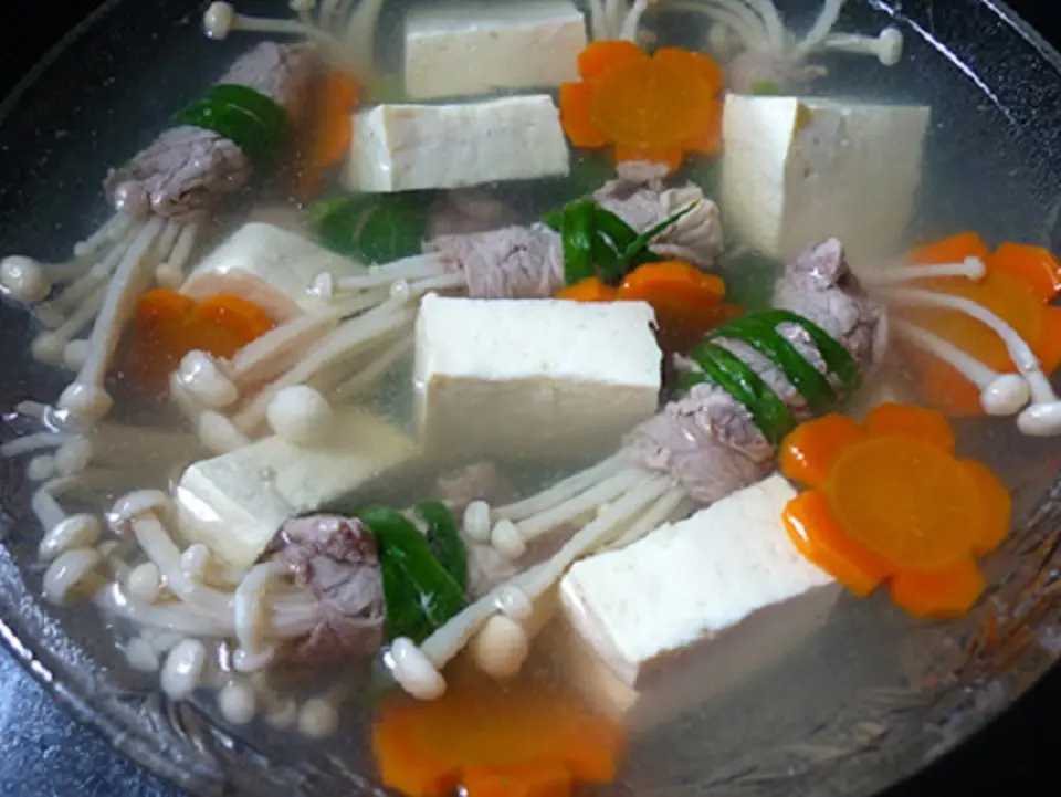 Cách làm canh bò cuộn nấm kim châm tuyệt ngon cho ngày Tết